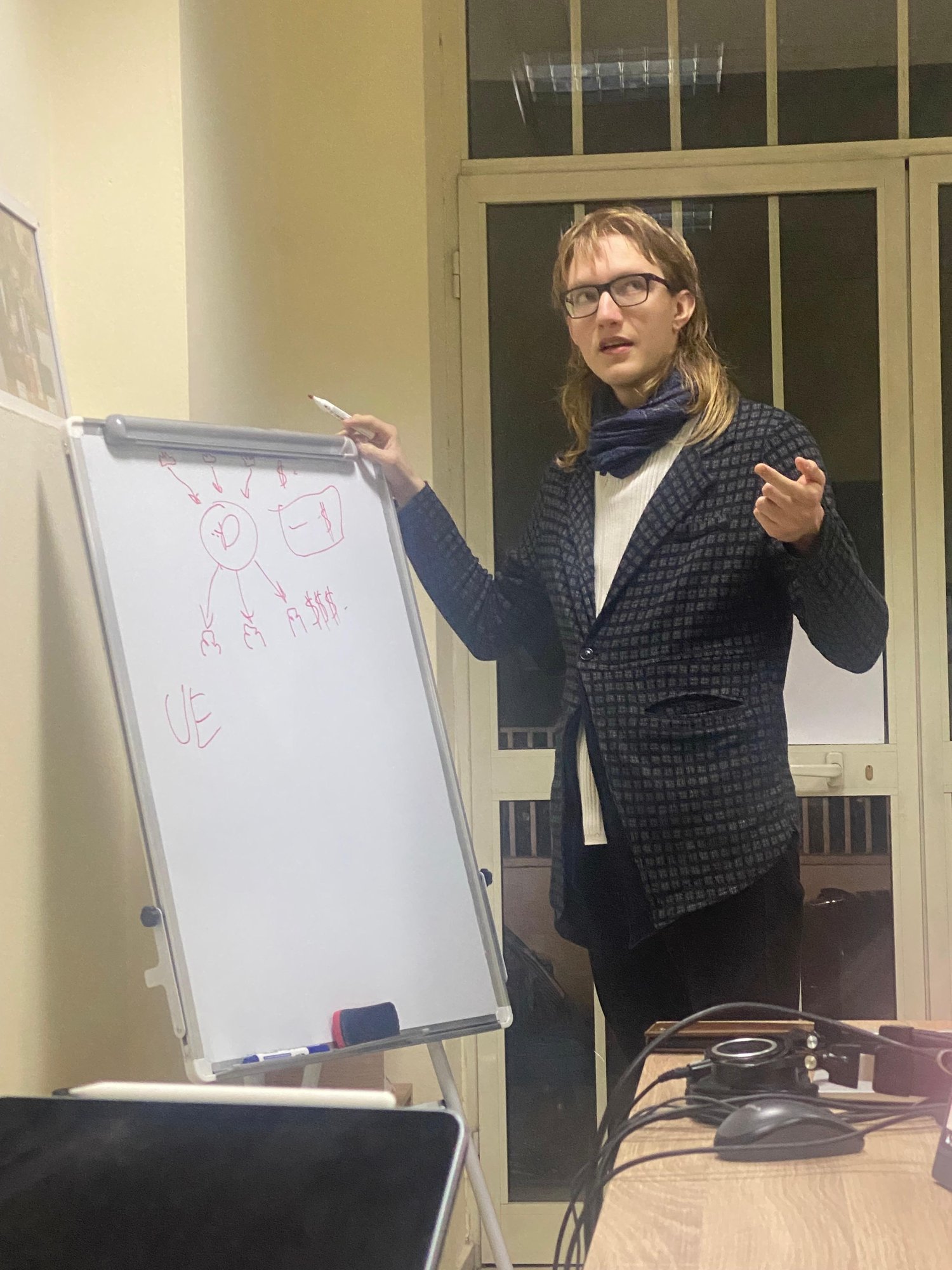 Pijus Bunkis Main CV foto of him explaining Start-up financial models